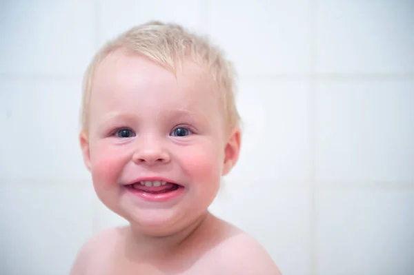 Joyeux petit garçon drôle souriant dans la salle de bain. heureux drôle bébé rire et baigné dans le bain — Photo