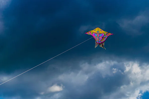 Hermosa cometa de mariposa colorida contra el cielo y las nubes, concepto de viaje de vacaciones de libertad Fotos De Stock Sin Royalties Gratis
