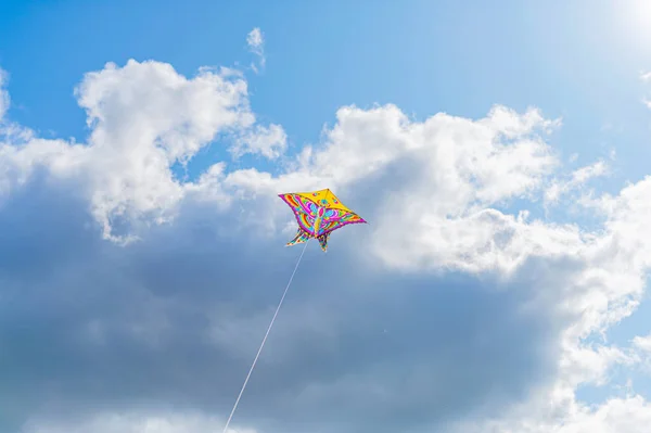 Hermosa cometa de mariposa colorida contra el cielo y las nubes, concepto de viaje de vacaciones de libertad Imágenes De Stock Sin Royalties Gratis