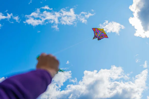 Mujeres entregando la cuerda mientras juegan cometa en el cielo, disfrutar de estilo de vida en libertad . Fotos De Stock Sin Royalties Gratis