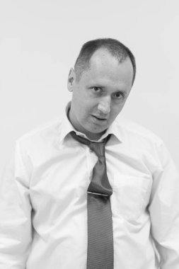 Depresif görünen bir iş adamının portresi. Adam iş konusunda bitkin. Beyaz arka plan üzerinde izole overworked işadamı