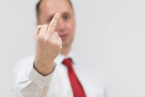 Десница Бизнесмена показывает ебать знак изолированы на белом фоне. Портрет красивого мужчины, показывающего средний палец, невежливый и грубый отъебись выражение лица
