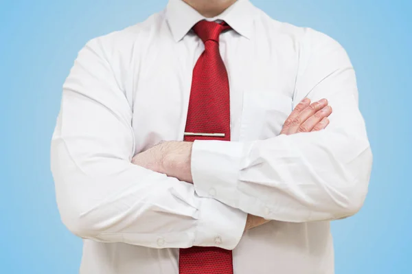 Um homem de camisa segura as mãos no peito. fazendo opinião negativa. conceito de insatisfação — Fotografia de Stock