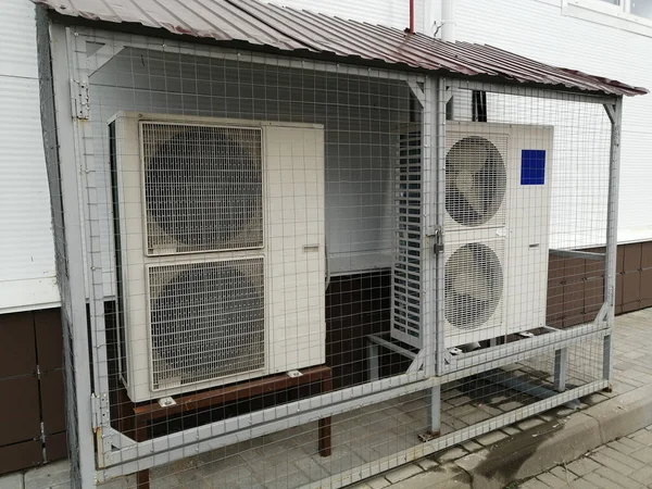 Commerciële koeling Hvac airconditioner condensor ventilator eenheden batterij ingesteld klimaatregeling en koeltemperatuur Ac conditionering systeem — Stockfoto