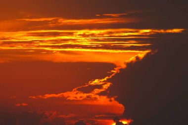 Okyanusun üzerinde güzel kırmızı gün batımı. Deniz yüzeyinin altında büyük sarı güneşli, parlak bir gün batımı. günbatımı deniz manzarası