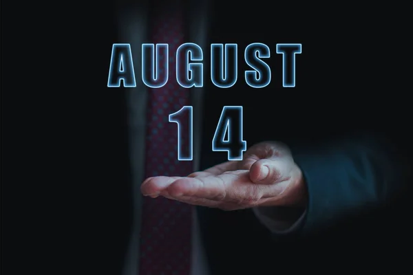八月十四日每月14日 办公或活动的日期通知 商人手上拿着这个月的名字 夏天的一个月 一年中的一天 — 图库照片
