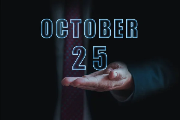 10月25日每月25日 办公会议或活动的日期通知 这个商人的手上拿着那个月的名字 年月日概念 — 图库照片
