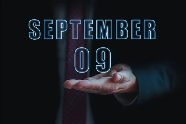 9月9日 9日目月 ビジネスミーティングやイベントの日付の発表 ビジネスマンは彼の手に月と日の名前を持っている 秋の月 今年のコンセプトの日 — ストック写真