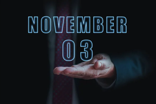 11月3日 3日目月 ビジネスミーティングやイベントの日付の発表 ビジネスマンは彼の手に月と日の名前を持っている 秋の月 今年のコンセプトの日 — ストック写真