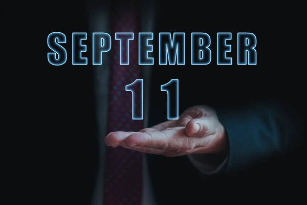 9月11日 月の11日 会議やイベントの開催日の発表 ビジネスマンは彼の手に月と日の名前を持っている 秋の月 今年のコンセプトの日 — ストック写真