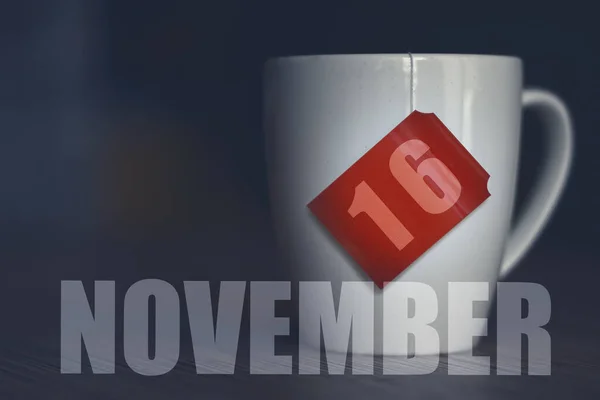 11月16日 1月16日 ティーバッグのラベルに日付のティーカップ 秋の月 今年のコンセプトの日 — ストック写真