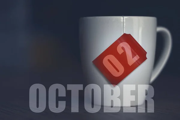 10月2日 2日目はティーバッグのラベルに日付が記載されたティーカップ 秋の月 今年のコンセプトの日 — ストック写真