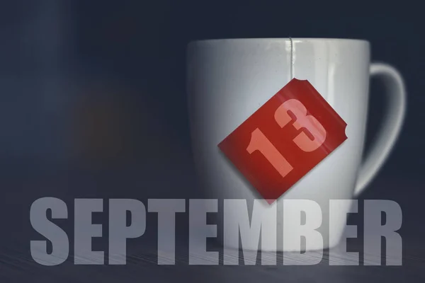 9月13日 月の13日 ティーバッグからラベルに日付のティーカップ 秋の月 今年のコンセプトの日 — ストック写真