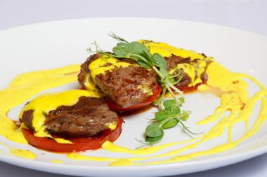 Dilim domates yeşil ile lobules kızarmış et ve beyaz bir yemek sosu