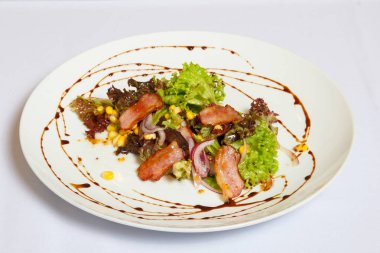 Kızarmış domuz yağı yaprak marul, soğan, Mısır ve beyaz bir yemek sosu ile