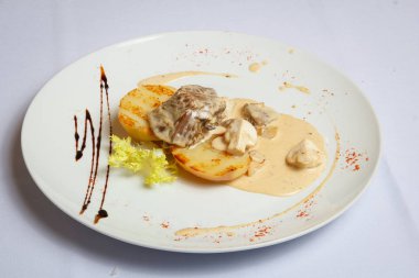 Mantar, et, marul ve sos üzerinde beyaz bir çanak yaprakları ile kızarmış patates