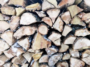 Kışın yakacak odun. Karda Impaled Ahşap dokusu