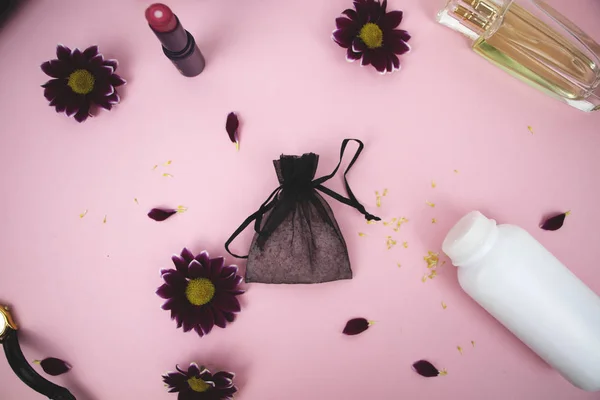 Kosmetyki Stole Kobietę Produktów Kosmetycznych Torba Kosmetycznych Higienicznych Różowy Tło — Zdjęcie stockowe