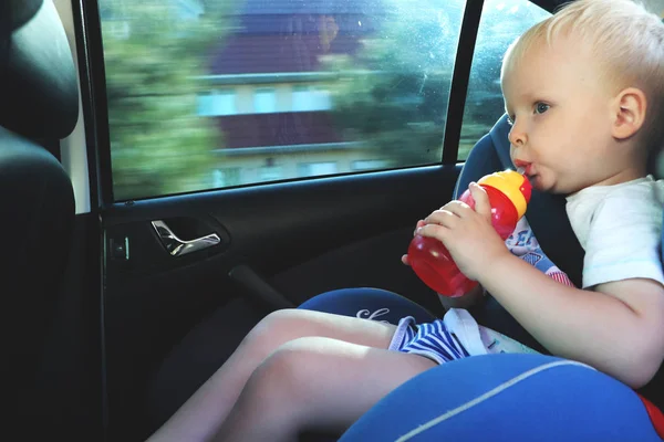 Портрет Милого Мальчика Сидящего Автомобильном Кресле Безопасность Перевозки Детей — стоковое фото