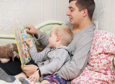 Baba oğlu masal okur.