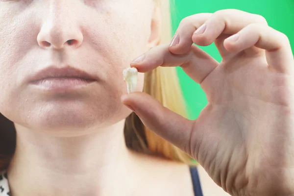 Verschwommene Pose Einer Frau Mit Zahnschmerzen Und Einer Hand Die — Stockfoto