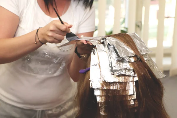 Hairdresser Coloring Hair Studio — Stock Photo, Image