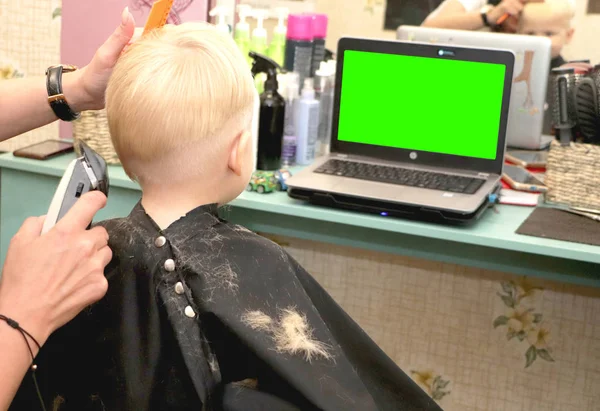 Petit Garçon Coupe Coiffeur Dans Salon Gamin Regarde Dessin Animé — Photo