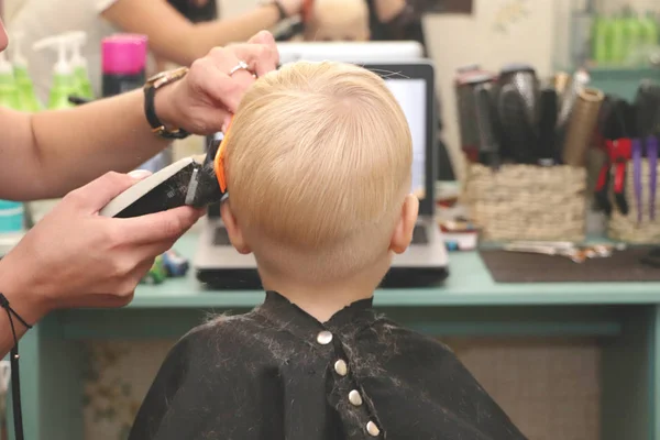 Little Boy Cutting Hairdresser Salon Kid Watching Cartoon Green Screen — Stock Photo, Image