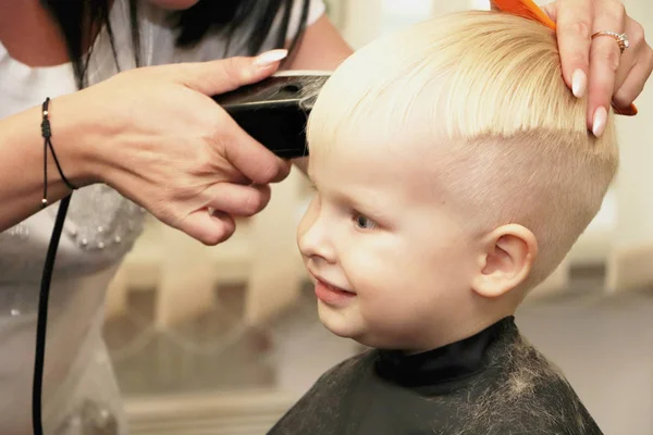 Ein Kleiner Junge Schneidet Salon Einen Friseur Das Kind Schaut — Stockfoto
