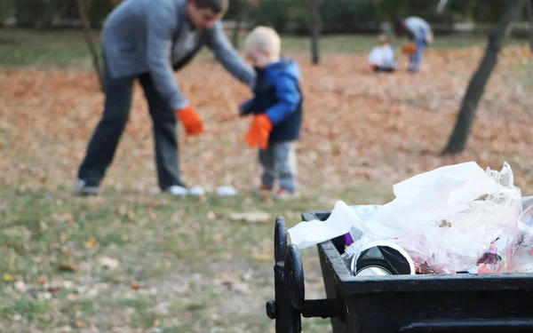 Padre Hijo Pequeño Buscando Parque Fondo Papelera Papelera Concepto Ecología — Foto de Stock