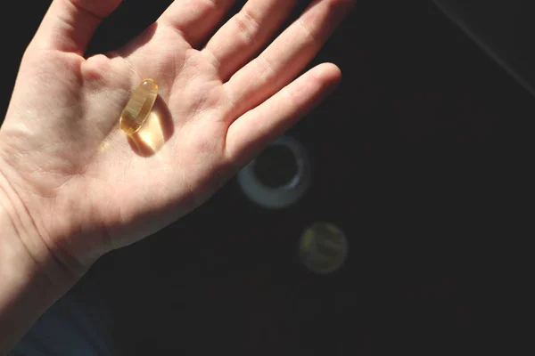 Vitamin Oder Omega Kapseln Vitamingel Der Hand Gegen Das Fenster — Stockfoto