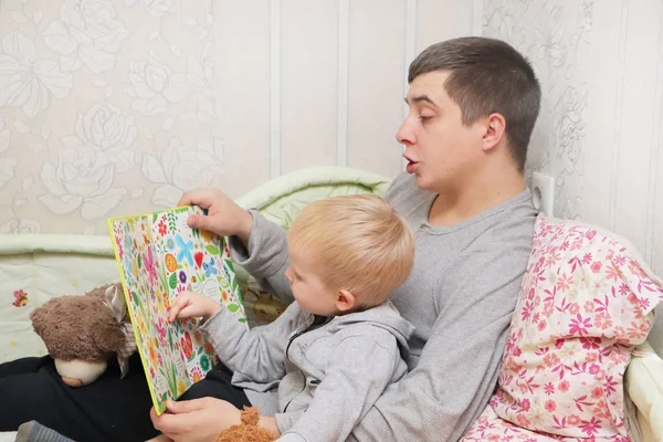 Baba oğlu masal okur.