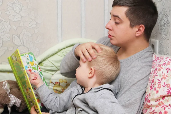 Papá Lee Hijo Cuento Para Dormir — Foto de Stock