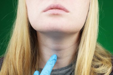 Doktor muayene gurl. Tiroid