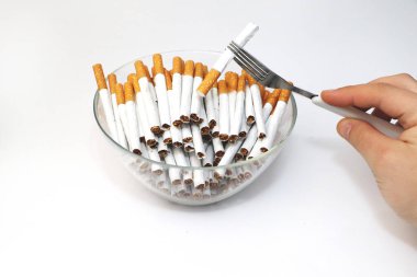 Bir sürü sigara plaka içinde. Bağımlılığı - bağımlılık kavramı yasaktır