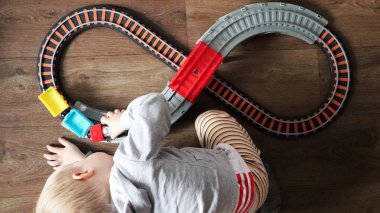 Küçük bir çocuk bir çocuk demiryolu çalış. Anne oğlunu yukarıdan izliyor. Çocuk tren ile hayran