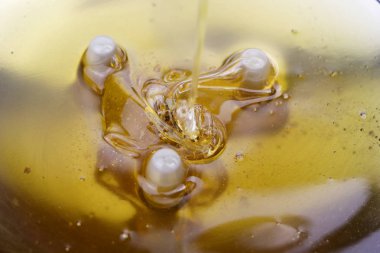 Doku ve tatlı bal germe. Yakın çekim ve makro Bal Bubbles.