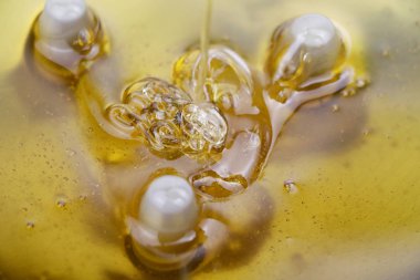 Doku ve tatlı bal germe. Yakın çekim ve makro Bal Bubbles.