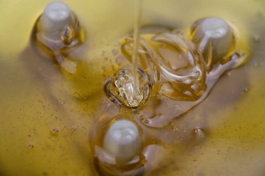 Doku ve tatlı bal germe. Yakın çekim ve makro Bal Bubbles.