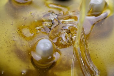 Doku ve tatlı bal germe. Yakın çekim ve makro Bal Bubbles.