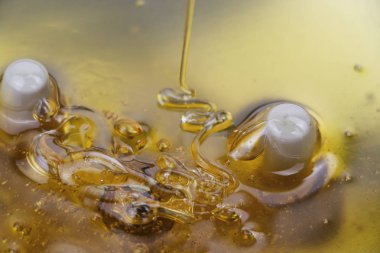 Doku ve tatlı bal germe. Yakın çekim ve makro Bal Bubbles.