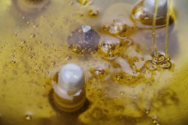 Doku ve tatlı bal germe. Yakın çekim ve makro Bal Bubbles.