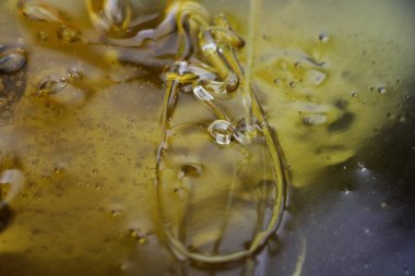 Doku ve tatlı bal germe. Yakın çekim ve makro Bal Bubbles.