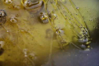 Doku ve tatlı bal germe. Yakın çekim ve makro Bal Bubbles.