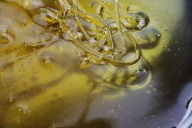 Doku ve tatlı bal germe. Yakın çekim ve makro Bal Bubbles.