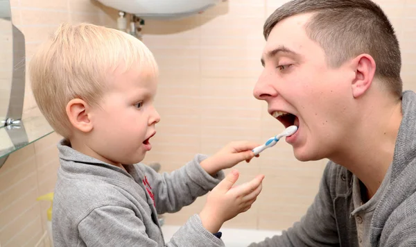 Pai Filho Escovam Dentes Casa Banho Pai Escovando Dentes Para — Fotografia de Stock