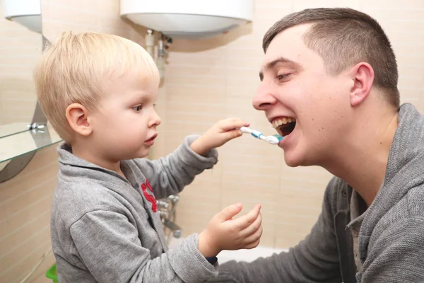 Pai Filho Escovam Dentes Casa Banho Pai Escovando Dentes Para — Fotografia de Stock