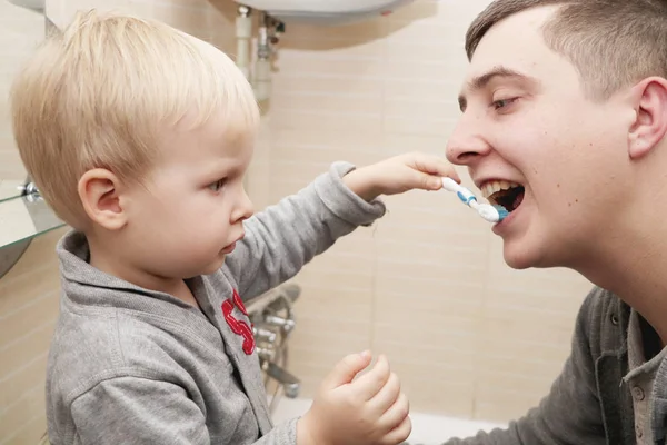 Pai Filho Escovam Dentes Casa Banho Pai Escovando Dentes Para — Fotografia de Stock