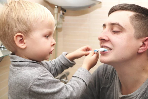 Pai Filho Escovam Dentes Casa Banho Pai Escovando Dentes Para — Fotografia de Stock