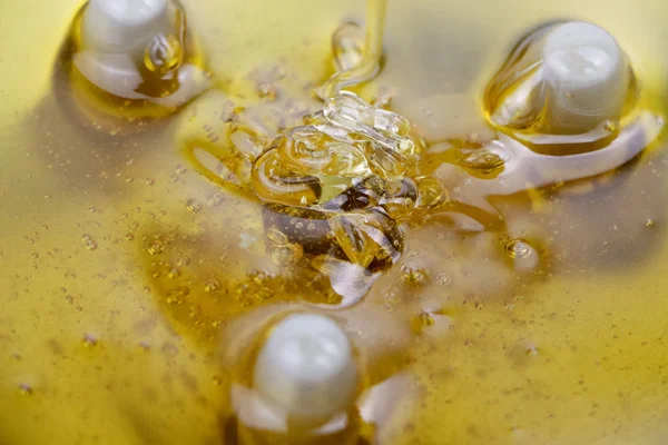 Doku ve tatlı bal germe. Yakın çekim ve makro Bal Bubbles.